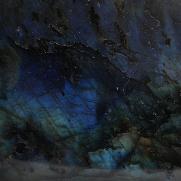 Labradorita pulida, espécimen de roca decorativa