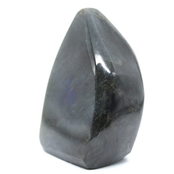 Pequeño adorno de labradorita pulida, roca mineral