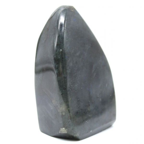 Pequeño adorno de labradorita pulida, roca mineral