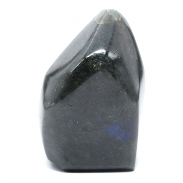 Pequeño adorno de labradorita pulida, roca mineral