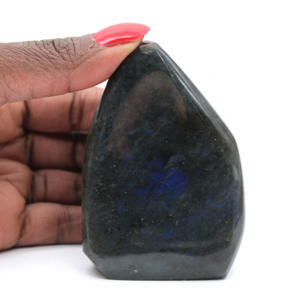 Pequeño adorno de labradorita pulida, roca mineral