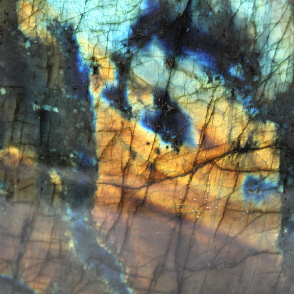 Labradorita pulida, espécimen mineralógico