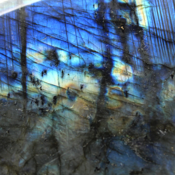 Labradorita pulida grande para coleccionistas