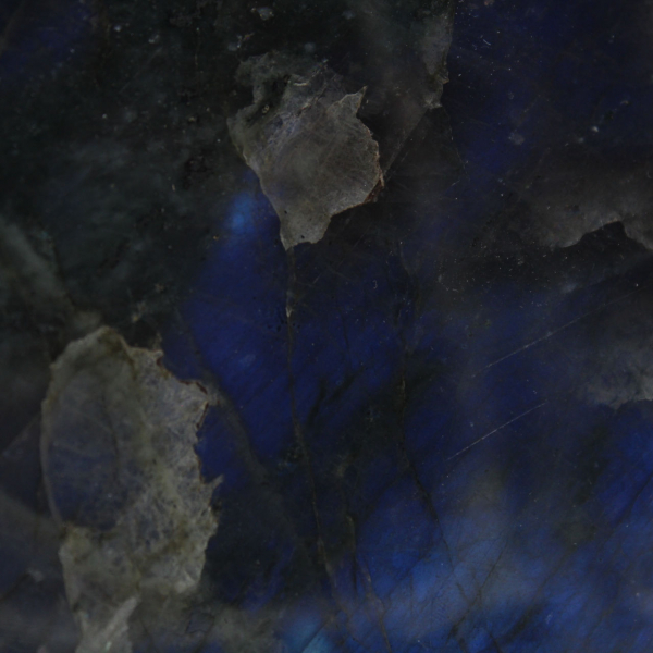 Labradorita pulida de gran tamaño, roca mineral excepcional