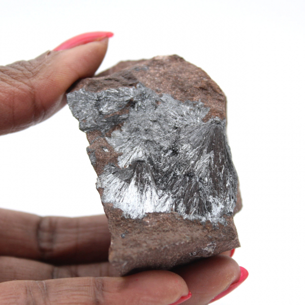 Pequeña pirolusita cristalizada en matriz auténtica