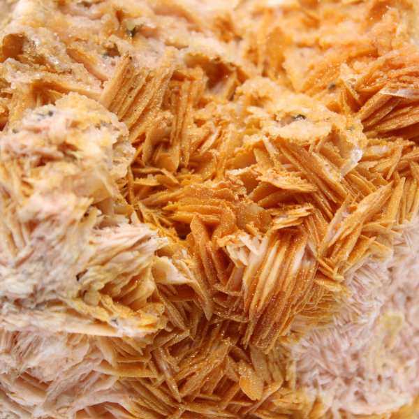 Ejemplar de barita naranja de Marruecos en cristales.