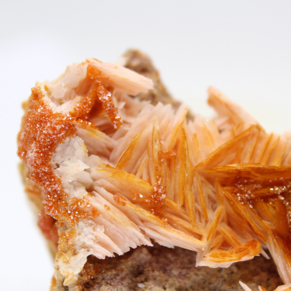 Pequeño ejemplar de barita naranja procedente de Marruecos