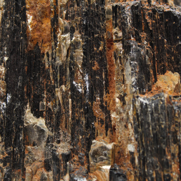 Turmalina negra de Madagascar - Cristal compacto en bruto