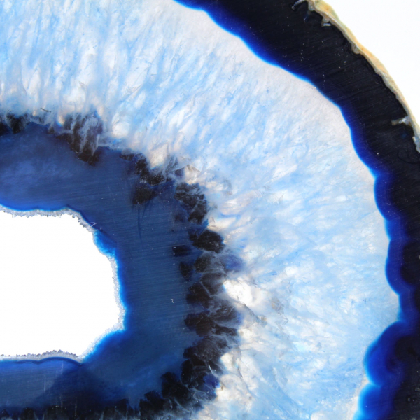 Rebanada pulida de ágata azul para entusiastas de la mineralogía