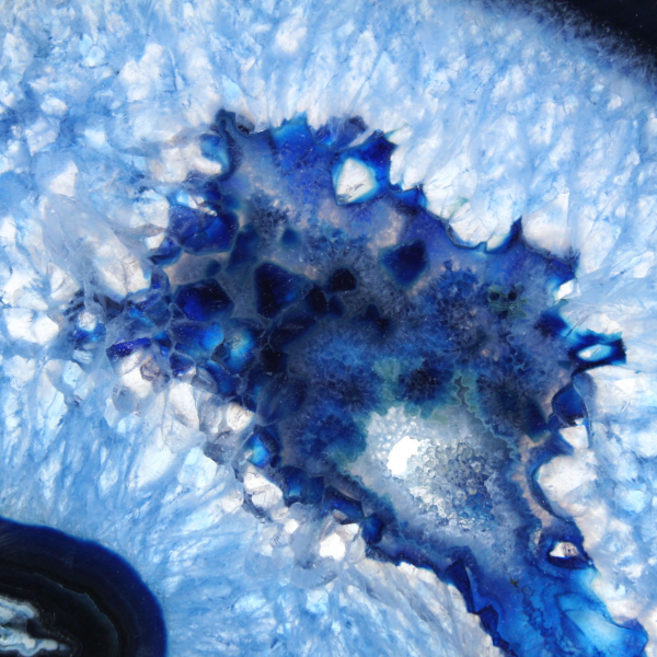 Rebanada pulida de ágata azul para vitrina mineralógica