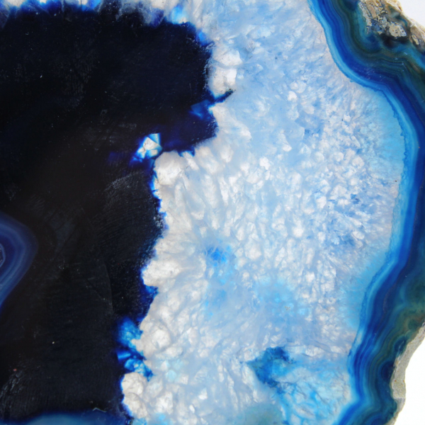 Rodajas de ágata azul pulidas para decoración y estudio.