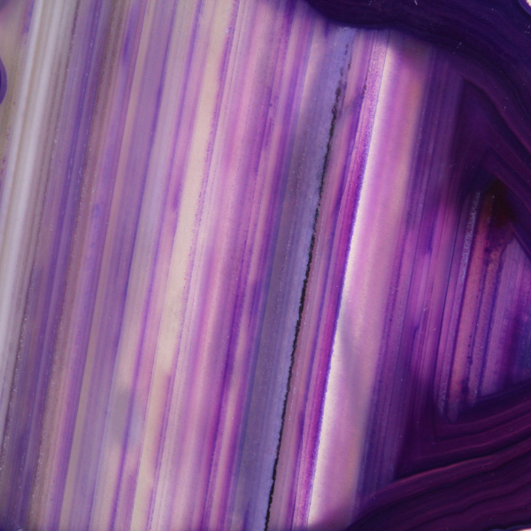 Ejemplar de ágata brasileña, rodaja de color púrpura