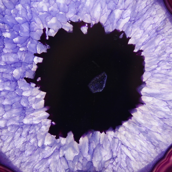 Ágata brasileña: Lámina de mineral teñida de púrpura.