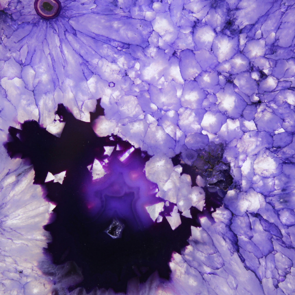 Rebanada de ágata brasileña maciza, tonos púrpura.