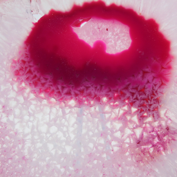 Rebanada decorativa de ágata teñida de rosa