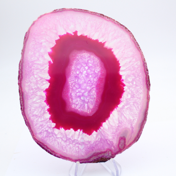 Sección de ágata rosa pulida y teñida