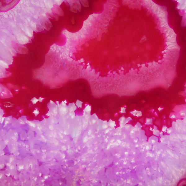 Rebanada pulida de ágata teñida de rosa