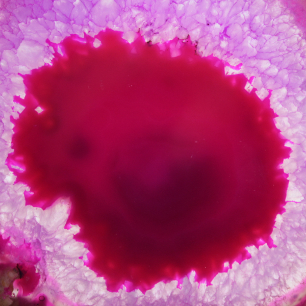 Trozo de ágata teñida de color rosa para coleccionar