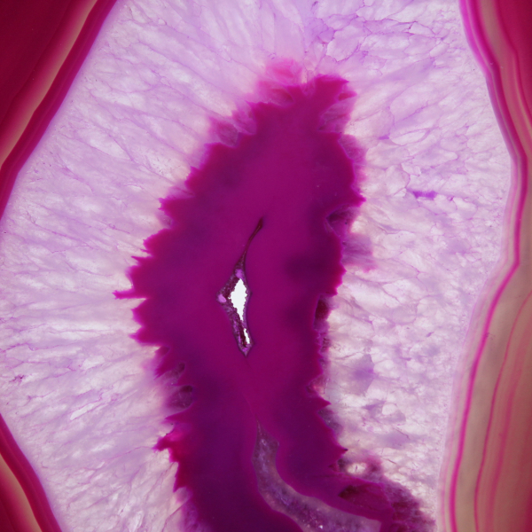 Ágata rebanada pulida teñida de rosa