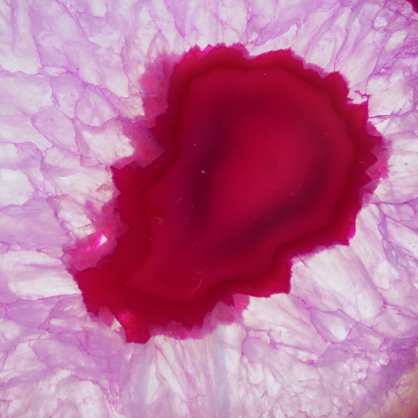 Rebanada decorativa de ágata teñida de rosa