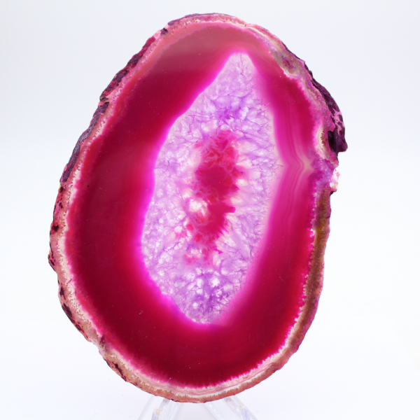 Rebanada pulida de ágata teñida de color rosa