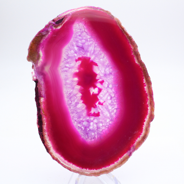 Rebanada pulida de ágata teñida de color rosa