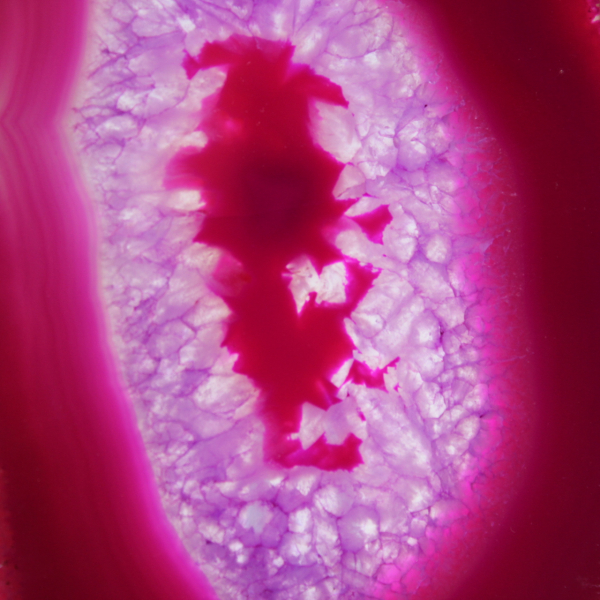Rebanada pulida de ágata teñida de color rosa