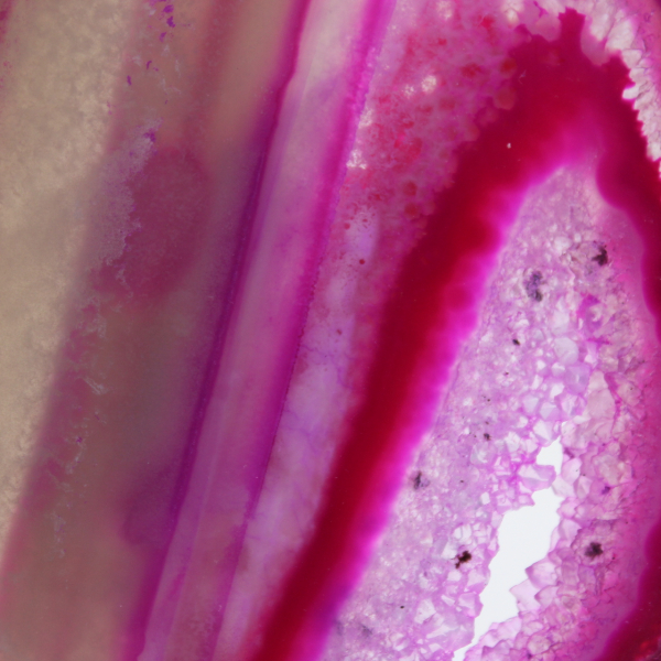 Ágata laminada pulida de color rosa