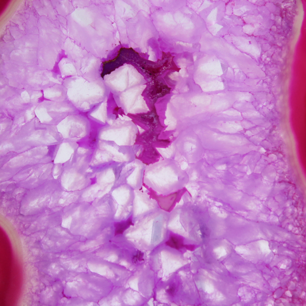 Rodaja de ágata pulida, teñida de rosa