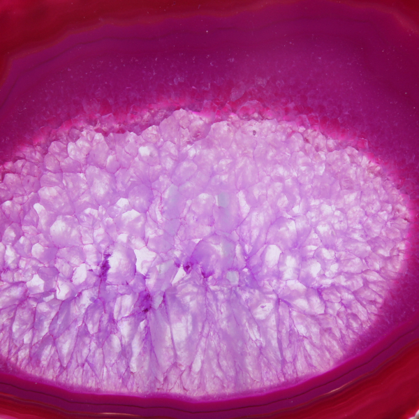 Rebanada decorativa de ágata teñida de rosa