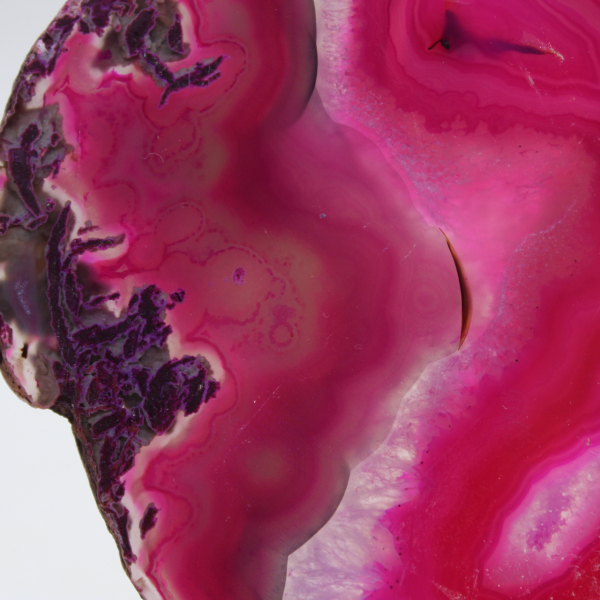 Rebanada de ágata natural teñida de rosa