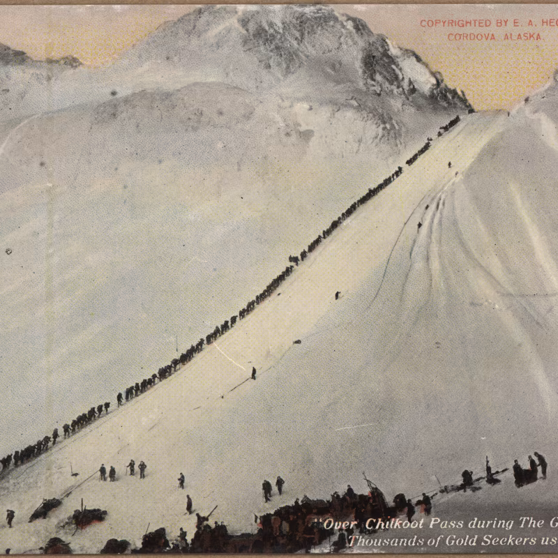 La historia de la fiebre del oro en Estados Unidos Over Chilkoot Pass during the Gold Rush in Alaska