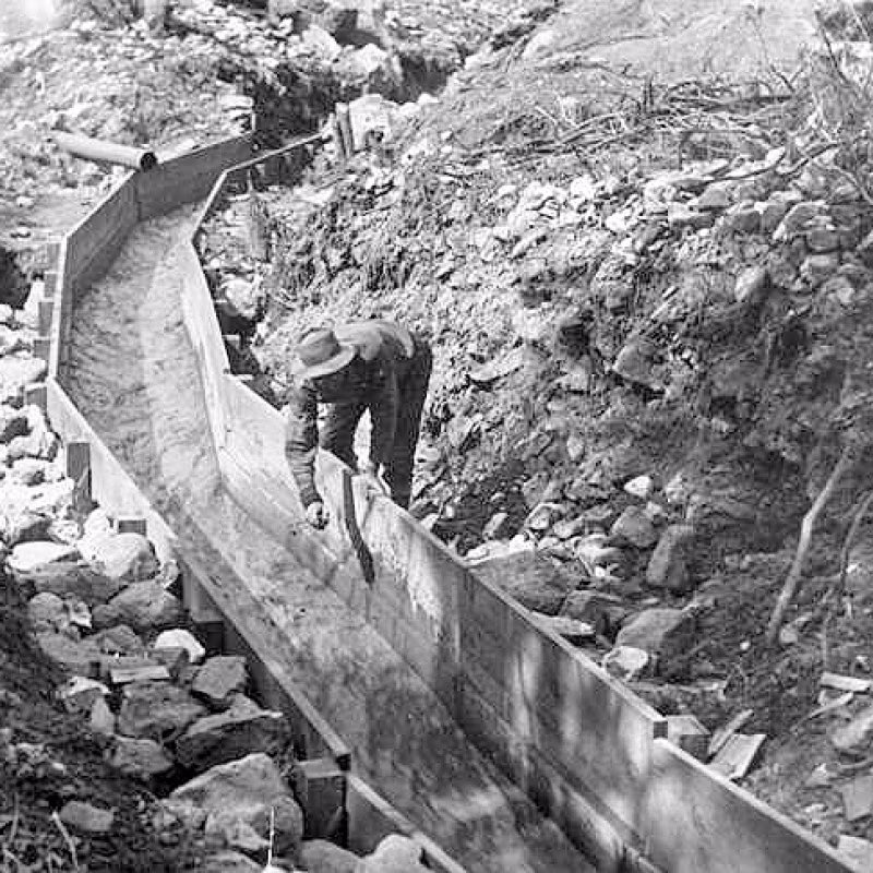 La historia de la fiebre del oro en Estados Unidos Wooden gold sluice in California between 1890 and 1915