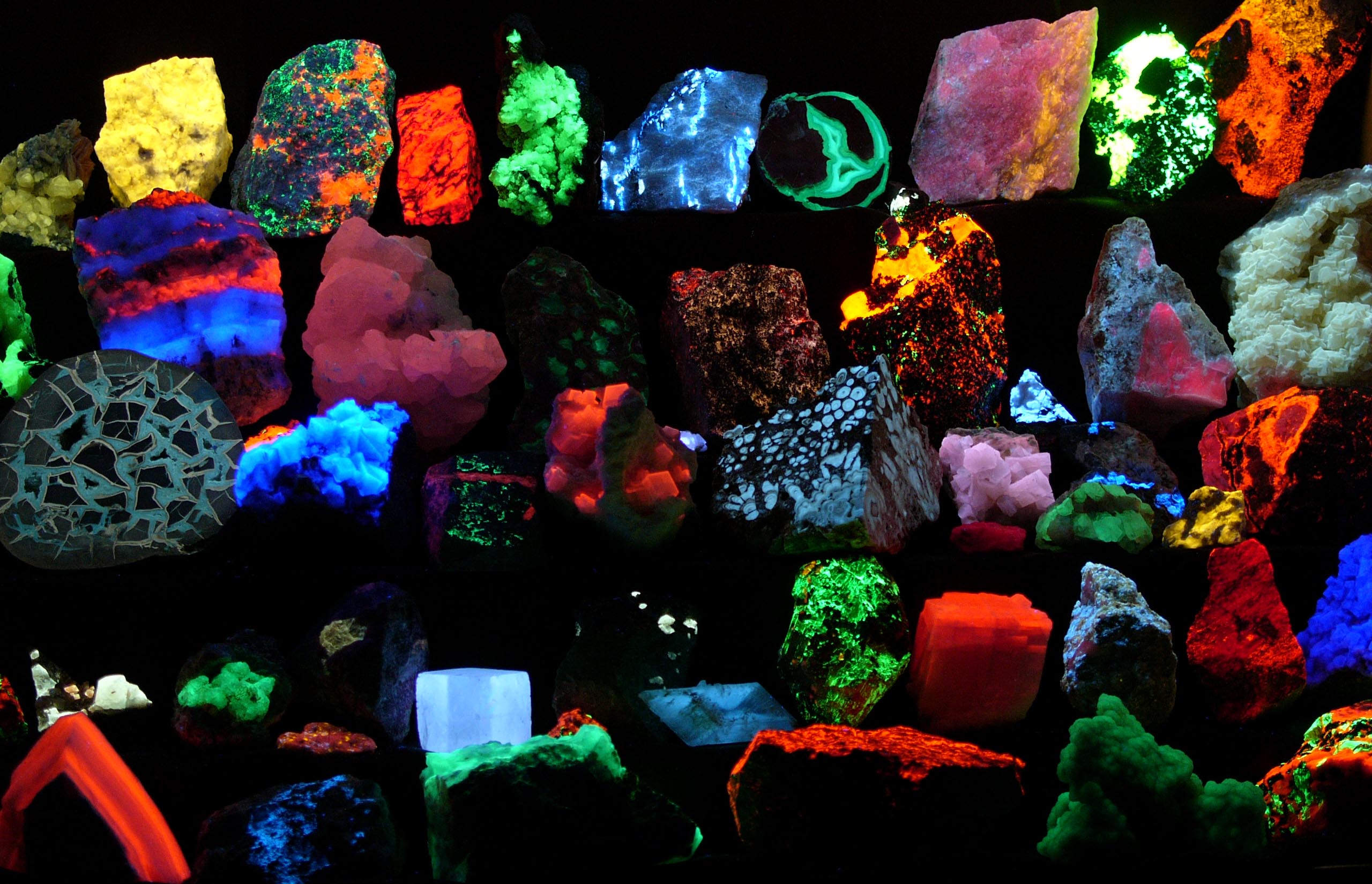 Minerales fluorescentes: cuando las piedras brillan en la oscuridad