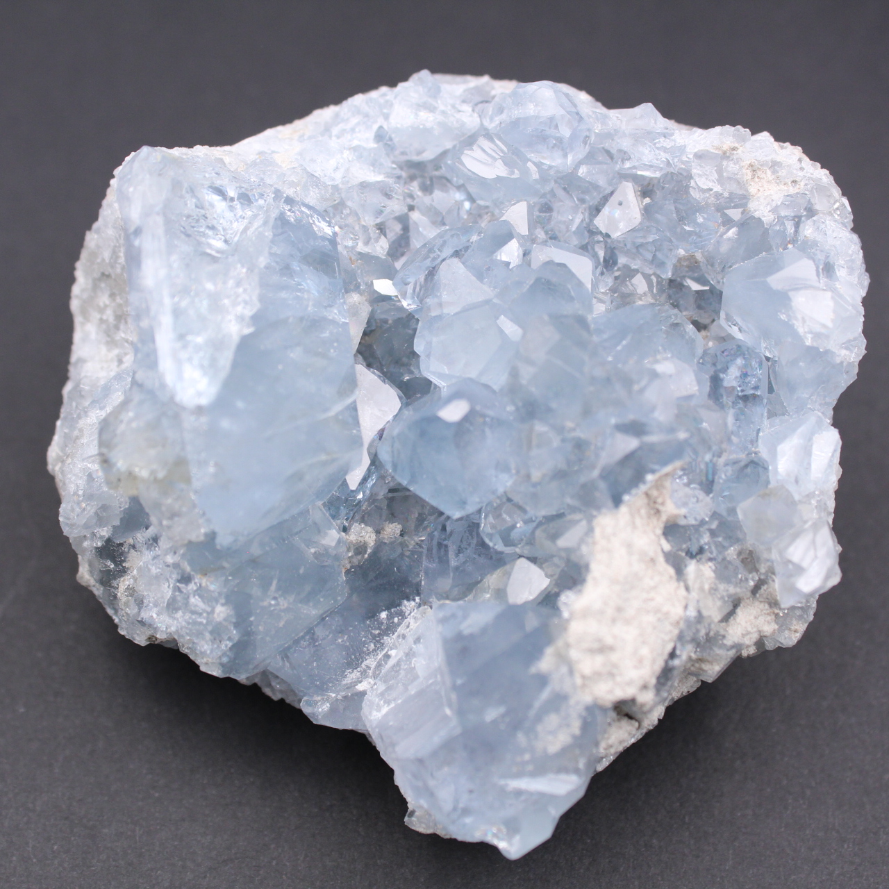 Cristales de celestita azul