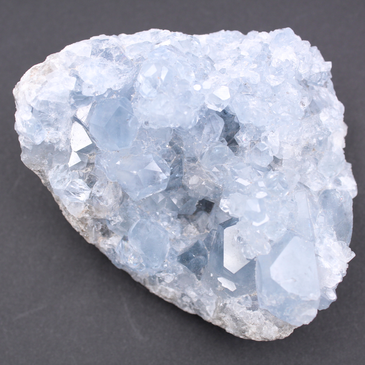 Cristales de celestita azul