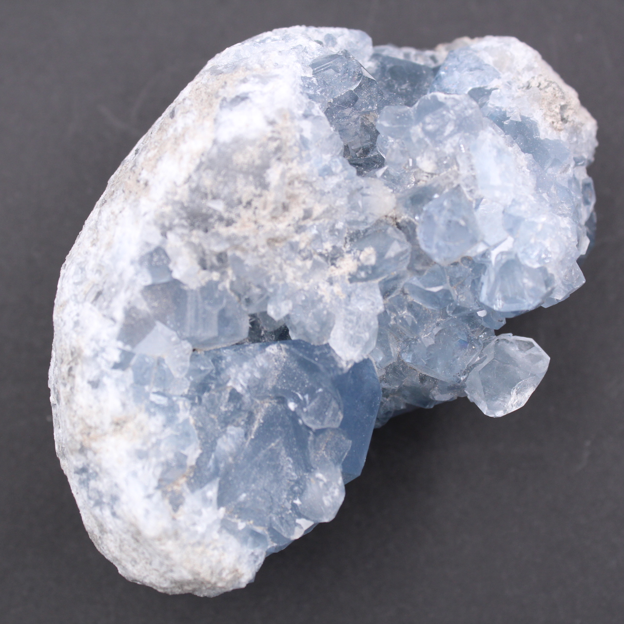 Cristales de celestita azul