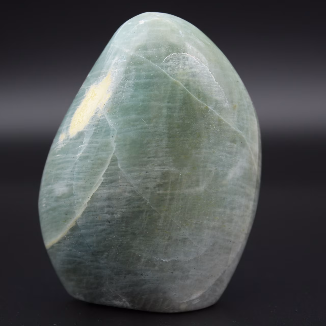 Piedra garnierita pulida
