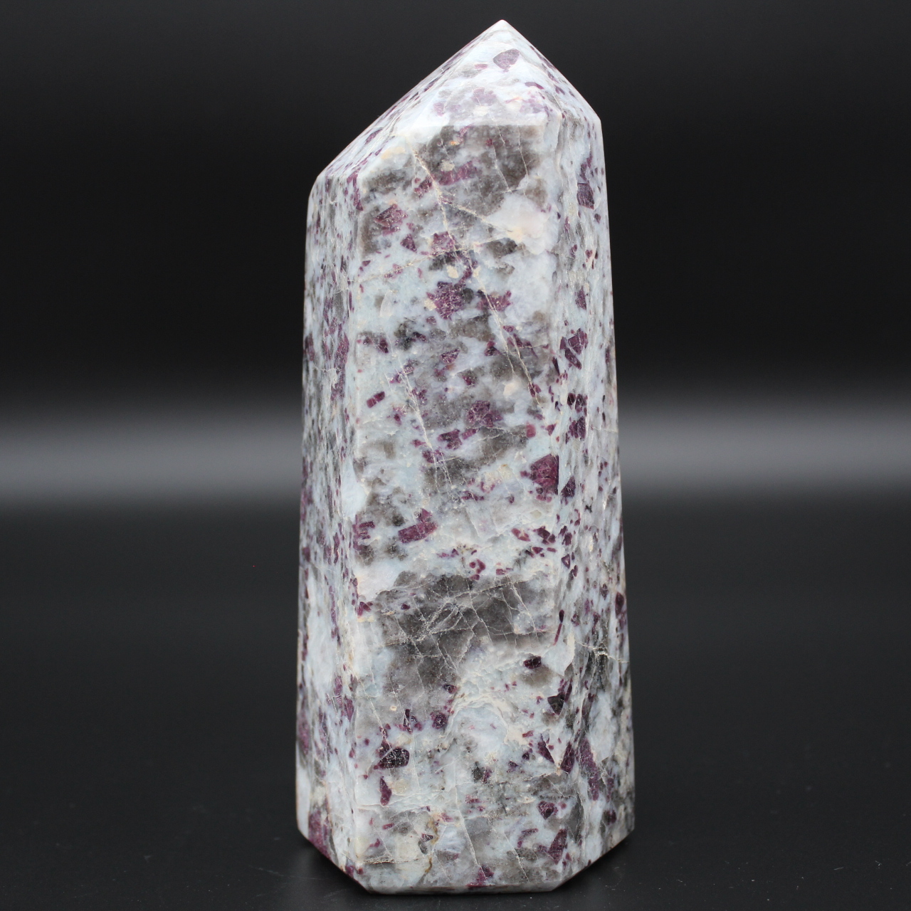 Prisma de piedra de lepidolita