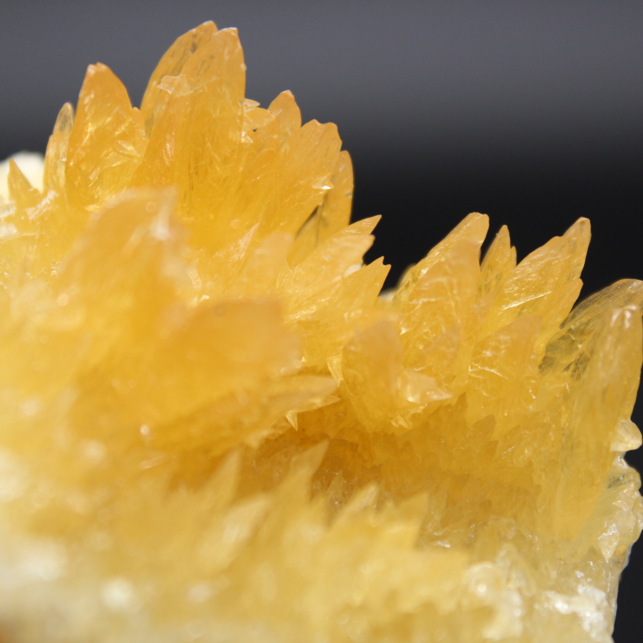 Cristales de calcita naranja