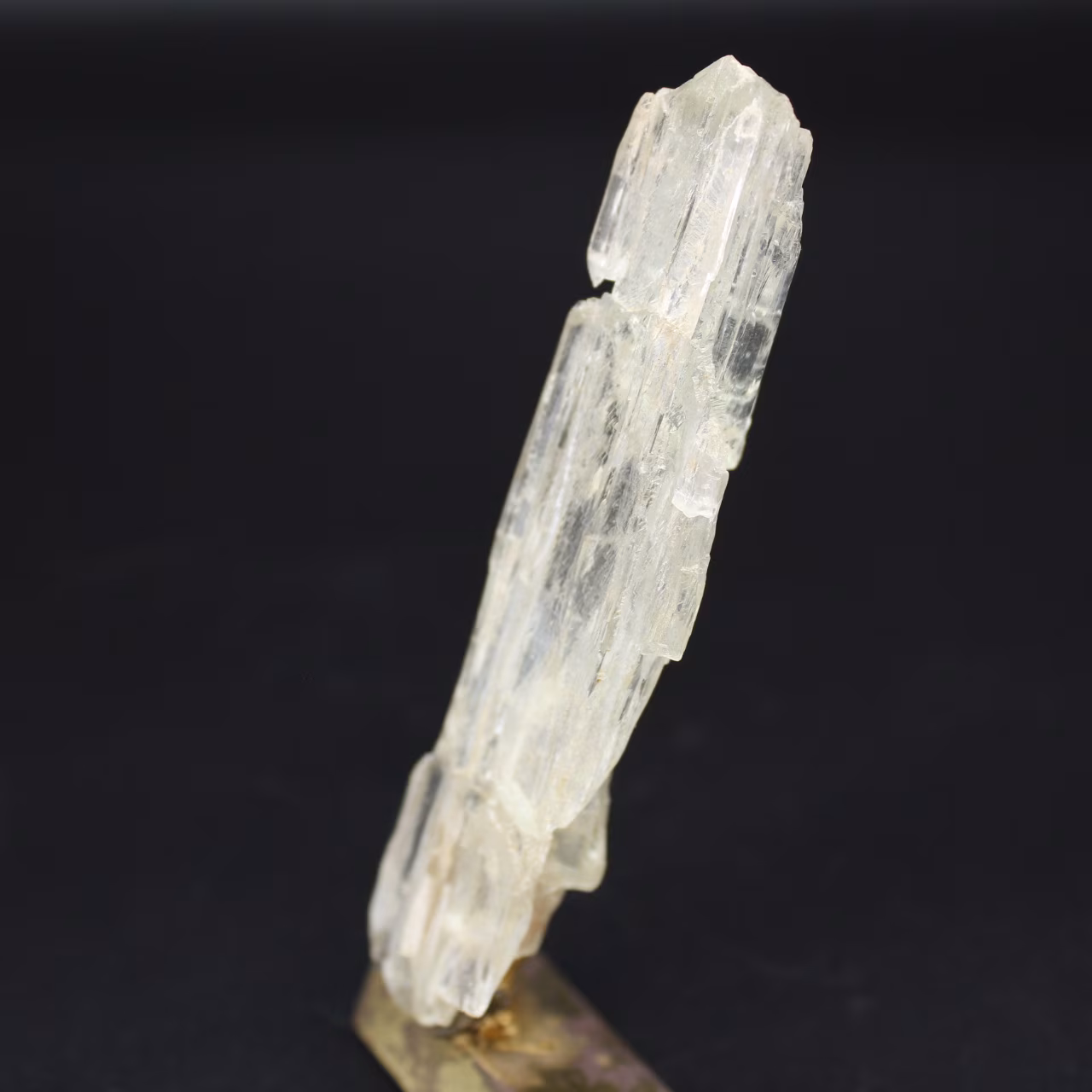 Cristal de kunzita translúcido