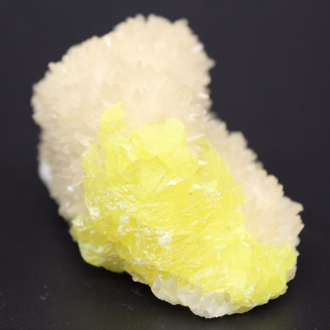 Cristales de azufre sobre calcita