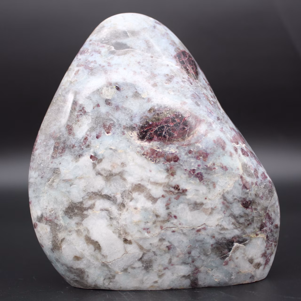 Piedra con inclusión de Turmalina natural