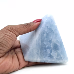 Pirámide de calcita azul