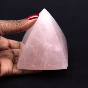 Pirámide de cuarzo rosa