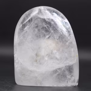 Forma libre de cristal de roca pulido