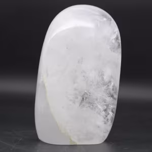 Piedra decorativa en cristal de roca pulido.