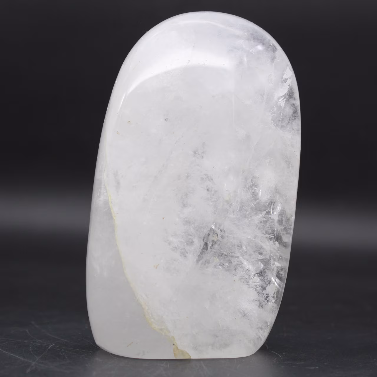 Piedra decorativa en cristal de roca pulido.