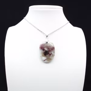 Colgante ovalado con inclusión de turmalina rosa