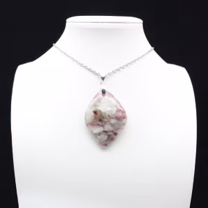 Colgante de hoja con inclusión de turmalina rosa